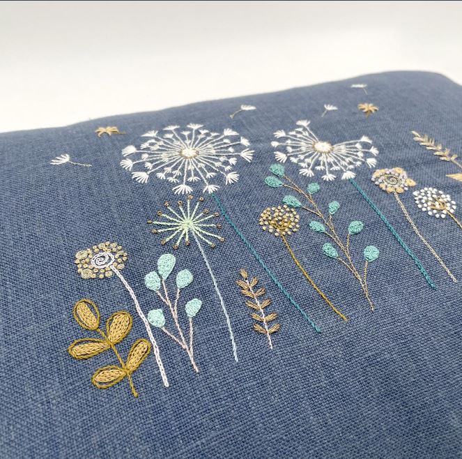 Kit Broderie &quot;Coussin Rectangulaire Pissenlit&quot; Bleu