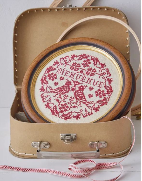Livre Broderie "Rouge Toujours au Point de Croix"