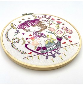 Kit Broderie "quand Salomé s'occupe de son jardin"