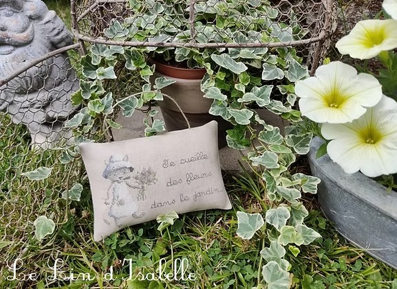 Modèle Points Comptés - Coussin Chaton au Bouquet de Fleurs
