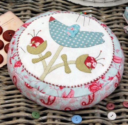 Modèle Patchwork Lilly's Bluebird Pincushion de Anni Downs