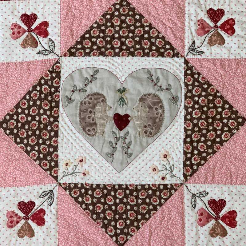 Modèle Patchwork _ Hérissons dans un Champ de Paquerettes